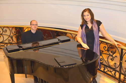 Hochzeitssängerin Henriette und Pianist Roland Huschner Portrait am Klavier